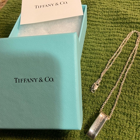 Authentic Tiffany & Co 1837. 925 Sterling Silver 1” oval pendant on 18” chain. - Picture 6 of 16